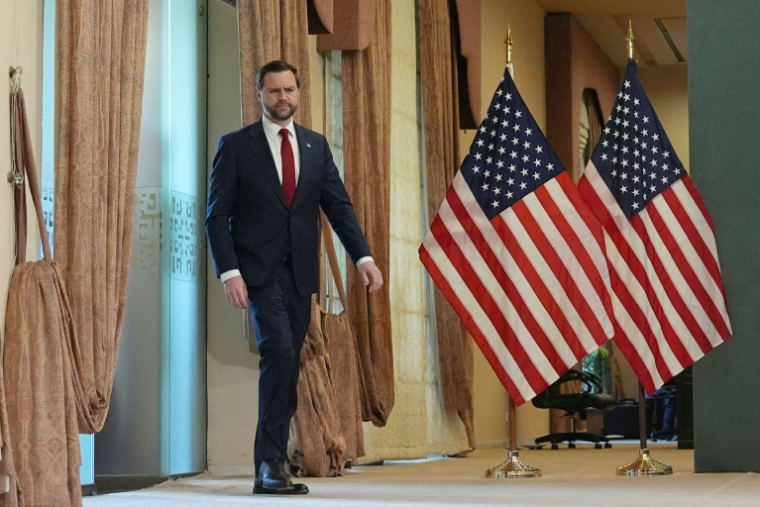 Le vice-président américain JD Vance arrive pour une conférence de presse après sa rencontre avec des représentants du Pakistan et de l'Iran, le 12 avril 2026 à Islamabad ( POOL / Jacquelyn MARTIN )