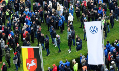 Des employés de Volkswagen AG, le plus grand constructeur automobile d'Europe, manifestent à Wolfsburg