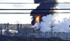 Un incendie au sein d'une raffinerie canadienne le 8 octobre 2018. (© J. McWilliam / AFP)