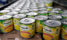 Des boîtes de maïs doux sont photographiées sur la chaîne d'emballage de l'usine du groupe alimentaire Bonduelle à Borderes-et-Lamensas