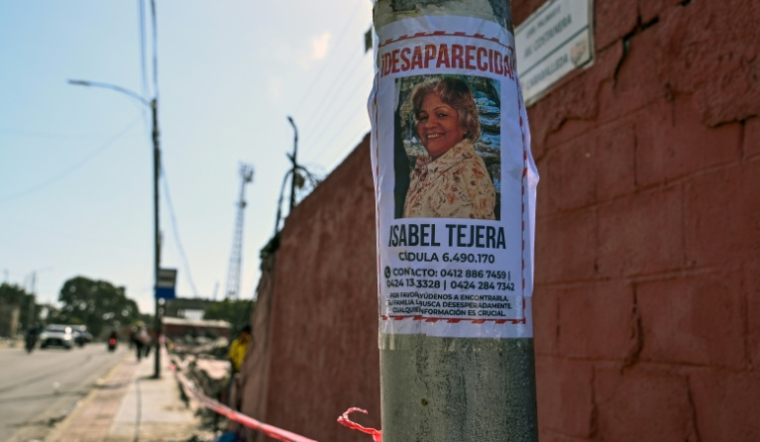 Une affiche comportant la photo et les informations d'une femme portée disparue scotchée sur un lampadaire à Caraballeda, dans l'État de La Guaira, le 27 juin 2026 au Venezuela ( AFP / Maryorin Mendez )
