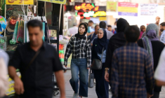 Des passants dans une rue animée de Téhéran, le 28 septembre 2025 en Iran ( AFP / ATTA KENARE )