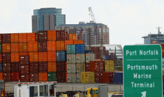 Des conteneurs sont empilés au terminal maritime de Portsmouth