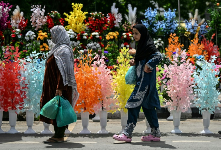 Des femmes sur un marché de Srinagar, au Cachemire indien, où les hostilités avec le Pakistan voisin ont cessé, le 11 mai 2025 ( AFP / Sajjad HUSSAIN )