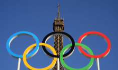 Vue des anneaux olympiques avec la Tour Eiffel en arrière-plan