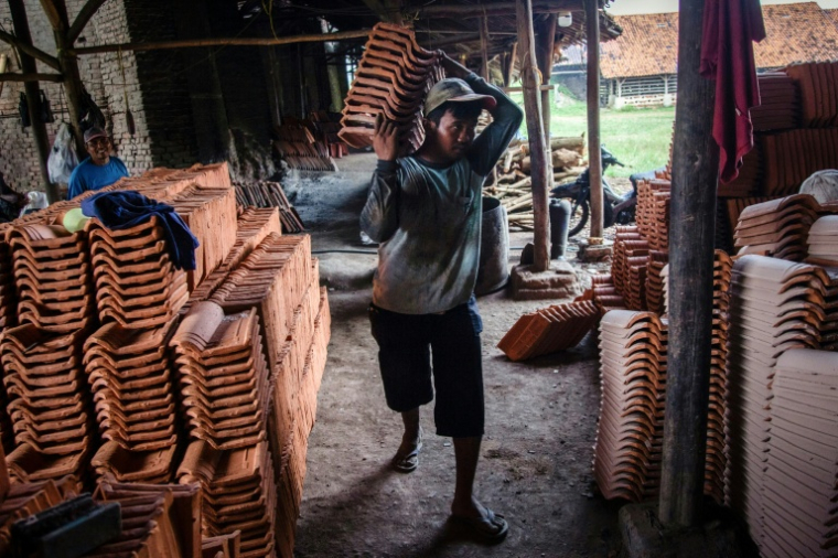 Une fabrique de tuiles dans la ville indonésienne de Jatiwangi le 11 août 2025  ( AFP / Aditya Irawan )