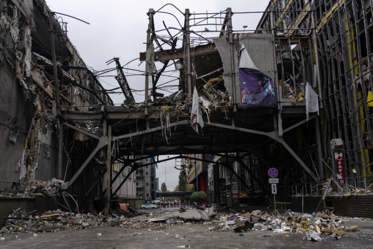 Un centre commercial bombardé à Kiev, en Ukraine, le 19 octobre 2026. ( AFP / OLEKSII FILIPPOV )