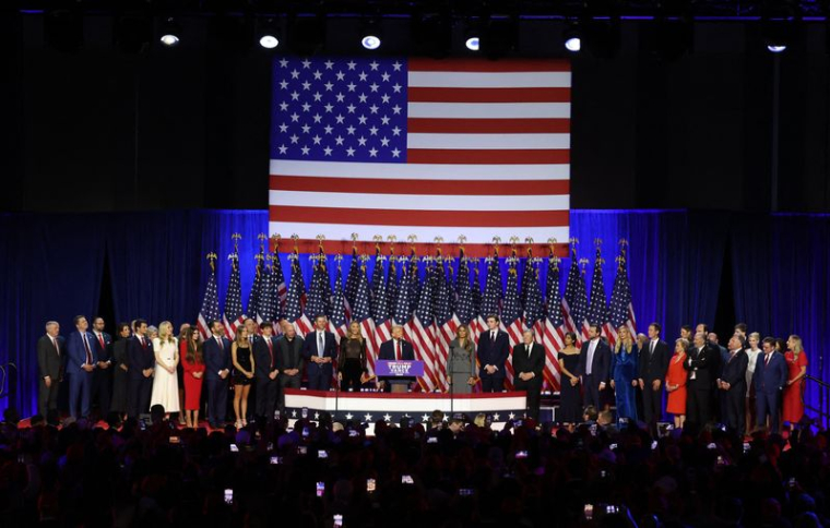 Donald Trump, s'adresse à ses partisans lors de son rassemblement à West Palm Beach