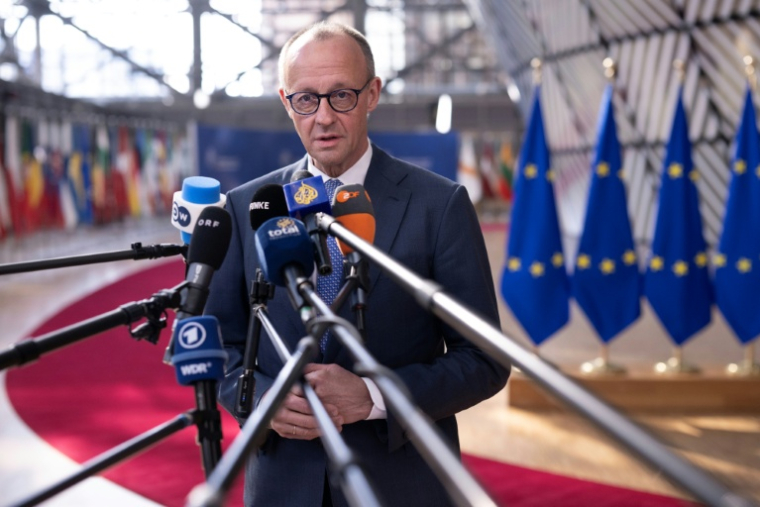 Le chancelier allemand Friedrich Merz répond aux journalistes à son arrivée pour un sommet des dirigeants européens à Bruxelles, le 19 mars 2026 ( AFP / JOHN THYS )