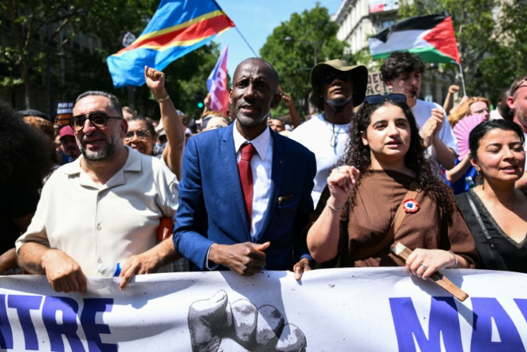 Le maire LFI de Saint-Denis, Bally Bagayoko (c), participe à une marche contre le racisme et l'extrême droite, le 21 juin 2026 à Paris ( AFP / Arnaud FINISTRE )