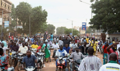 Des partisans du nouveau leader autoproclamé du Burkina Faso, Ibrahim Traore, manifestent à Ouagadougou