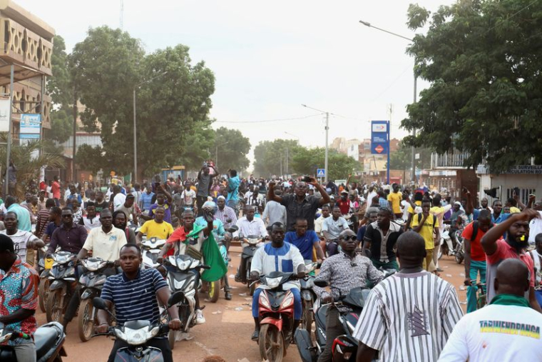 Des partisans du nouveau leader autoproclamé du Burkina Faso, Ibrahim Traore, manifestent à Ouagadougou