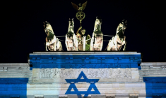 La porte de Brandebourg illuminée aux couleurs du drapeau israélien, le 7 octobre 2026 à Berlin, à l'occasion du troisième anniversaire de l'attaque du Hamas contre Israël ( AFP / Tobias SCHWARZ )