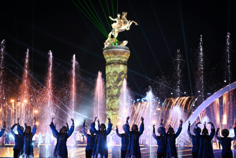 Monument en l'honneur du dirigeant turkmène Gourbangouly Berdymoukhamedov à Arkadag, le 29 juin 2023 ( AFP / Natalia KOLESNIKOVA )