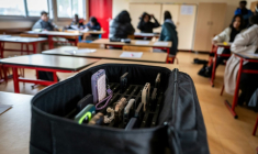 Des téléphones portables dans une sacoche, dans un établissement scolaire de la région parisienne, le 14 janvier 2026 ( AFP / BERTRAND GUAY )