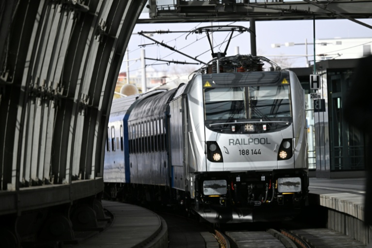 Le premier train de nuit européen Sleeper reliant Paris à Berlin arrive à la gare de Berlin, le 27 mars 2026 en Allemagne ( AFP / RALF HIRSCHBERGER )