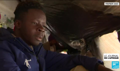 "On n'en peut plus" : témoignages de migrants évacués par la police en Tunisie