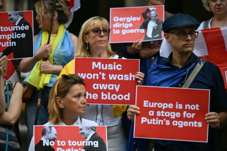 Des manifestants pro-Ukraine protestent contre l'invitation faite au chef d'orchestre russe Valri Guerguiev, le 19 juillet 2025 à Milan ( AFP / Piero CRUCIATTI )
