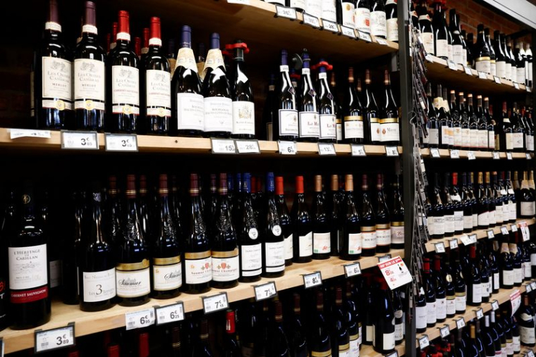 Vente de bouteilles de vin français dans un supermarché à Paris