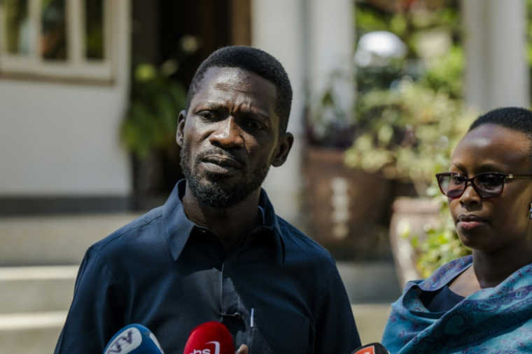 L'opposant Bobi Wine, candidat à la présidentielle, lors d'une conférence de presse devant sa résidence à Kampala, le 15 janvier 2026 lors des élections générales en Ouganda ( AFP / Rian COPE )