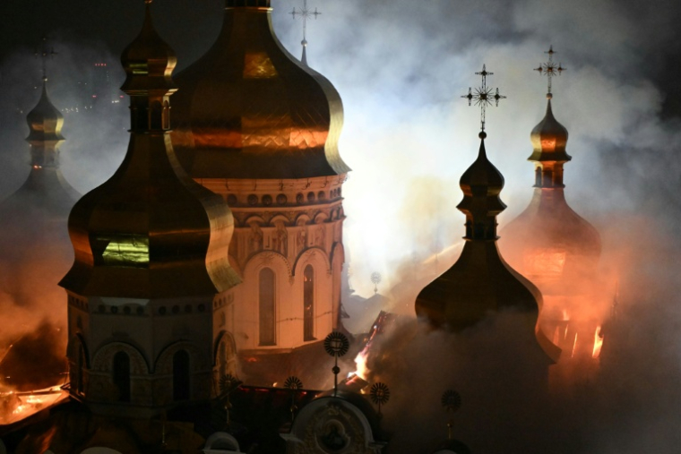 Incendie de la cathédrale de la Dormition, à la Laure des Grottes de Kiev, le 15 juin 2026 après une attaque russe ( AFP / Genya SAVILOV )