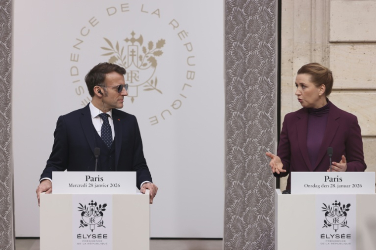Le président Emmanuel Macron et la Première ministre danoise Mette Frederiksen lors d'une conférence de presse à l'Élysée, le 28 janvier 2026 à Paris ( POOL / Thomas Padilla )