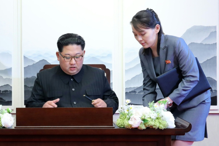 Le dirigeant nord-coréen Kim Jong Un, à gauche, avec sa soeur Kim Yo Jong, à Panmunjom, le 27 avril 2018, en Corée du Sud ( Korea Summit Press Pool / Korea Summit Press Pool )