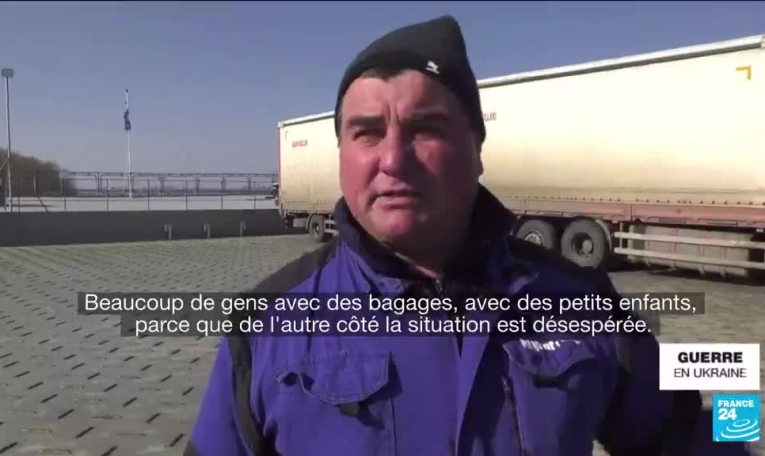 Des milliers d'Ukrainiens fuient vers l'UE, les hommes appelés au combat