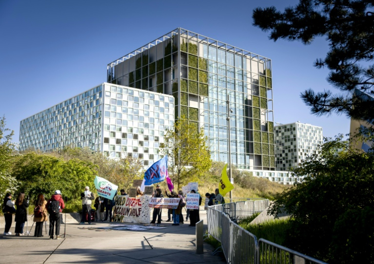 Manifestation devant la Cour pénale internationale (CPI) avant le prononcé du jugement sur l'appel interjeté par l'ancien président philippin Rodrigo Duterte, le 22 avril 2026 à La Haye, aux Pays-Bas ( ANP / Sem van der Wal )