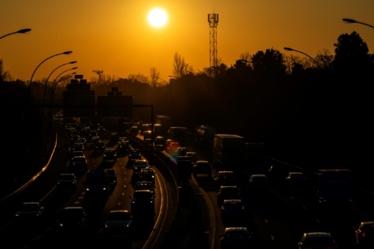 Circulation dense au lever du soleil sur le périphérique de Toulouse, le 6 février 2026 ( AFP / Lionel BONAVENTURE )