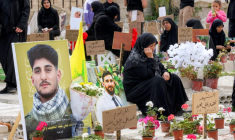 Des personnes déplacées par la guerre se recueillent sur les tombes de leurs proches tués lors du conflit dans le sud du Liban, après leur inhumation au village de Haret Saida, le 27 mai 2026 ( AFP / MAHMOUD ZAYYAT )