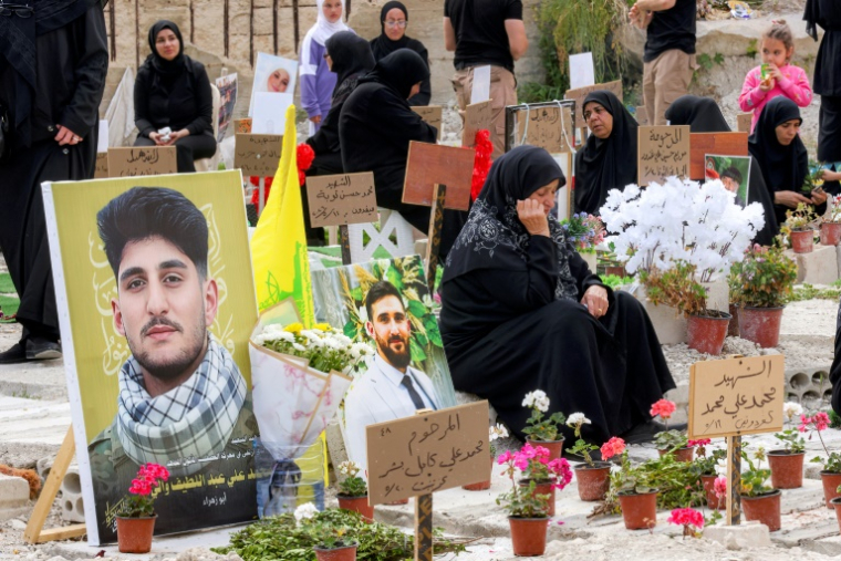 Des personnes déplacées par la guerre se recueillent sur les tombes de leurs proches tués lors du conflit dans le sud du Liban, après leur inhumation au village de Haret Saida, le 27 mai 2026 ( AFP / MAHMOUD ZAYYAT )
