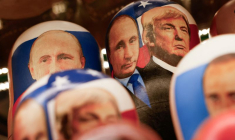 Des souvenirs à l'effigie du président russe Poutine et du président américain Trump en vente à Moscou