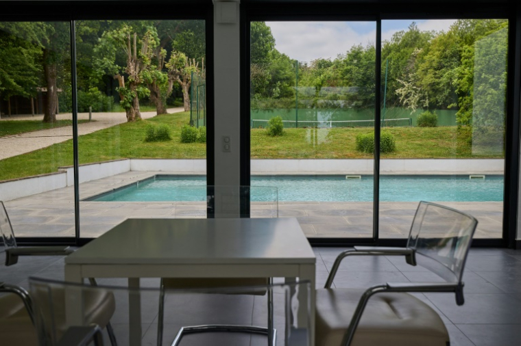 La piscine de l'ancienne résidence du couturier allemand Karl Lagerfeld à Louveciennes, dans les Yvelines, le 15 mai 2025 ( AFP / Kiran RIDLEY )