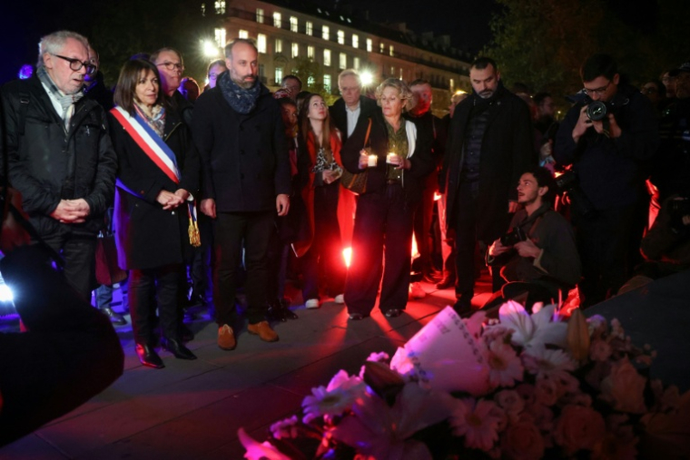La maire de Paris, Anne Hidalgo, le président de l'association "13Onze15 Fraternité-Vérité", Philippe Duperron, et le président de l'association des victimes Life for Paris, Arthur Denouveaux  rendent hommage aux victimes des attentats de Paris de 2015 Place de la République, à Paris, le 12 novembre 2025. ( AFP / Ludovic MARIN )