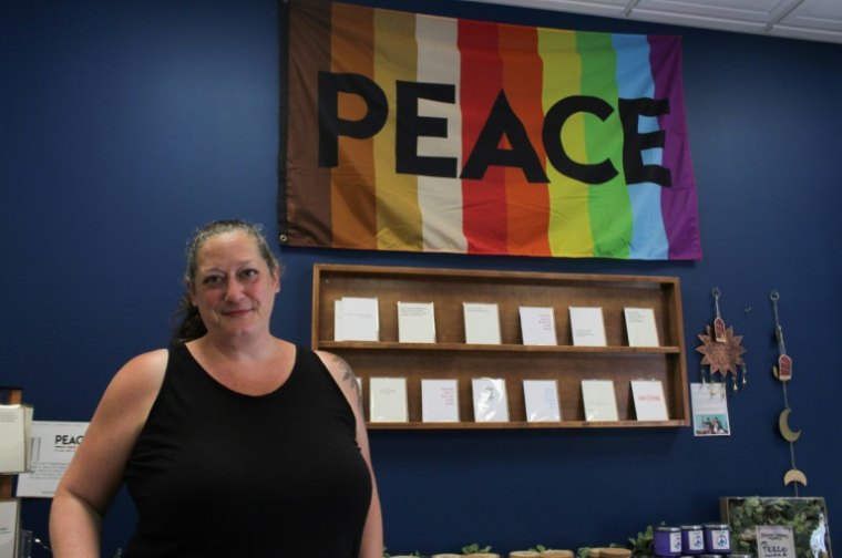 Kate Colby, 44 ans, propriétaire d'un magasin de cadeaux à Berkeley Springs, en Virginie-Occidentale, le 31 juillet 2025 ( AFP / Paul NOLP )