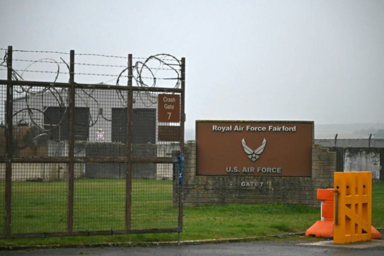 Une entrée de la base aérienne de Fairford, dans le sud-ouest de l'Angleterre, utilisée par l'US Air Force, le 7 mars 2026 ( AFP / JUSTIN TALLIS )