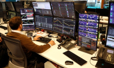 Un trader travaille chez CMC Markets dans la City de Londres