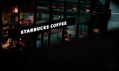 un starbucks de nuit (Crédit: June Andrei George / Unsplash)