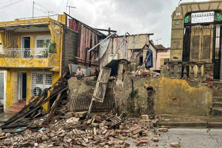 Un homme dans les décombres de sa maison à Santiago de Cuba, le 29 octobre 2025 ( AFP / Yamil LAGE )