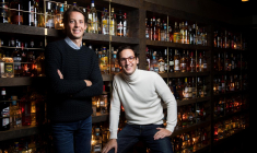 Victor Lugger et Tigrane Seydoux, fondateurs des restaurants Big Mamma et de la startup Sunday posent dans leur restaurant Popolare, à Paris le 6 novembre 2017. ( AFP / MARTIN BUREAU )