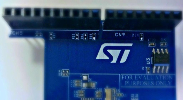 Le titre du géant européen des semi-conducteurs gagne 34% sur un an. (© STMicroelectronics)