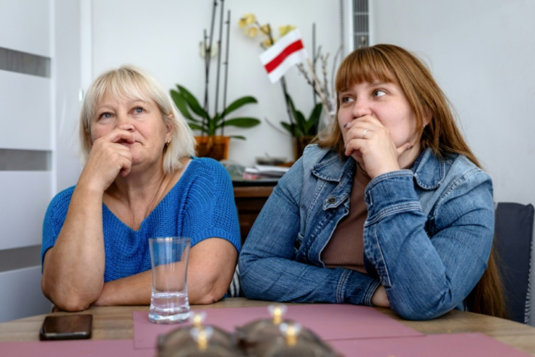 L'opposante Antanina Kanavalava (d) et sa mère, Hanna Kanavalava, dans leur cuisine à Varsovie, le 24 septembre 2025 en Pologne ( AFP / Wojtek RADWANSKI )