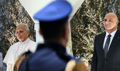 Le pape Léon XIV (g) et le président libanais Joseph Aoun lors d'une cérémonie d'accueil à l'aéroport international de Beyrouth, le 30 novembre 2025 ( AFP / Jewel SAMAD )