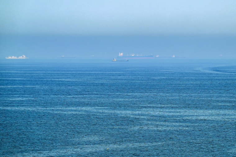 Des navires dans le golfe d'Oman au large des côtes de Sharjah, aux Emirats arabes unis, le 19 juin 2026  ( AFP / - )