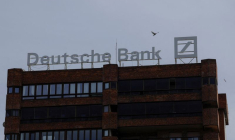 PHOTO D'ARCHIVES : Le logo de la Deutsche Bank est visible sur le toit d'un immeuble à proximité d'une agence de la banque à Malaga.