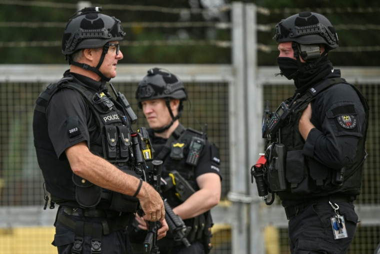 Des policiers devant un accès de la base aérienne de Fairford, dans le sud-ouest de l'Angleterre, le 27 septembre 2026 ( AFP / JUSTIN TALLIS )