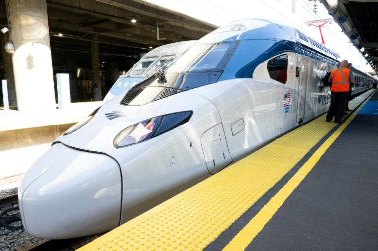 Un Amtrak NextGen Acela, nouveau train à grande vitesse Alstom reliant Washington et Boston via New York, à la gare Union Station de Washington, le 27 août 2025 ( AFP / SAUL LOEB )