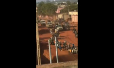 Cette capture vidéo, extraite d'images UGC vérifiées par l'AFP le 25 avril 2026, montre des jihadistes armés circulant dans les rues de Kati (Mali), ville natale du général Assimi Goïta, chef militaire du pays ( UGC / anonymous )