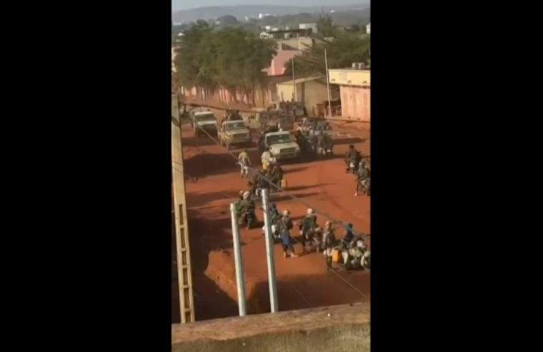 Cette capture vidéo, extraite d'images UGC vérifiées par l'AFP le 25 avril 2026, montre des jihadistes armés circulant dans les rues de Kati (Mali), ville natale du général Assimi Goïta, chef militaire du pays ( UGC / anonymous )